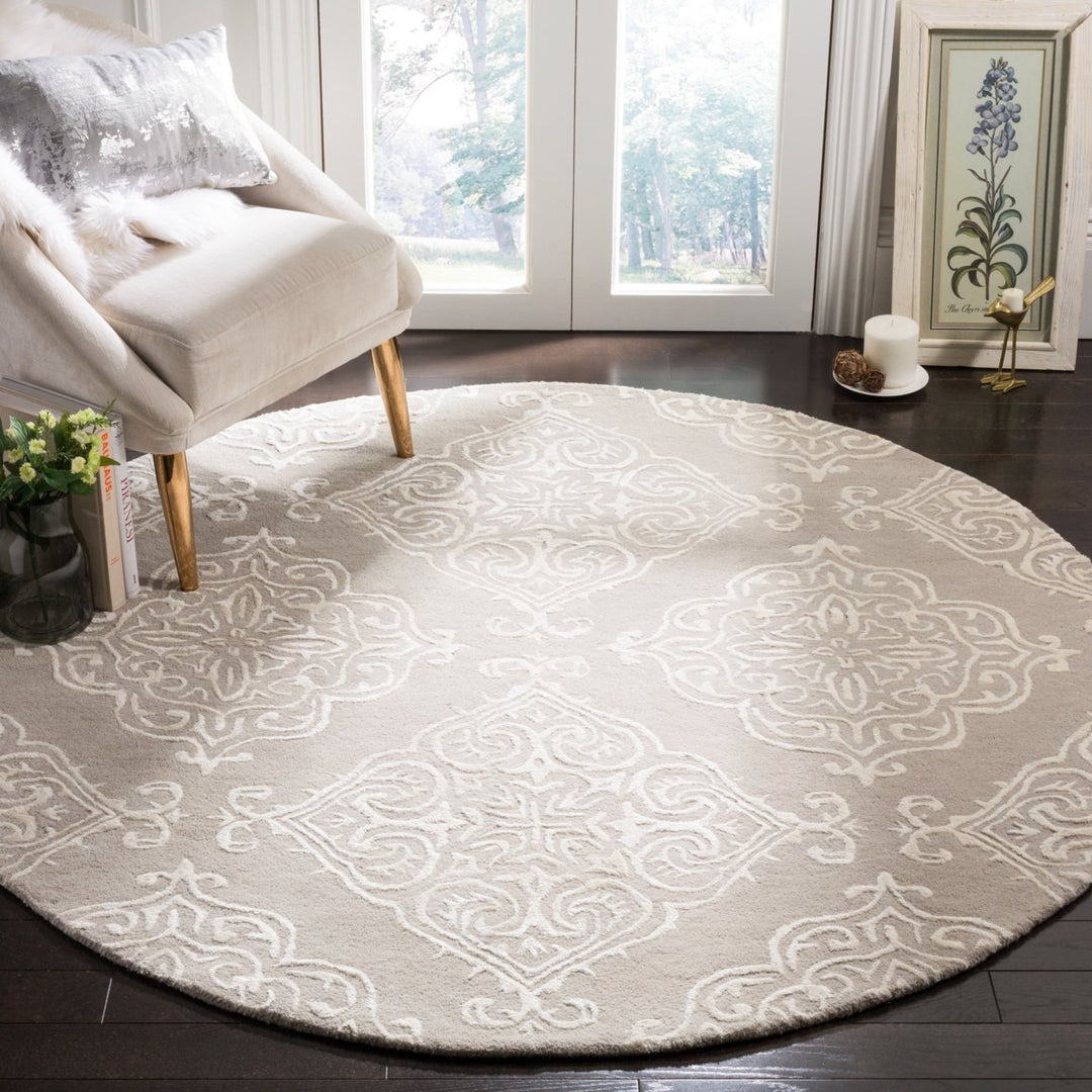 SAFAVIEH Glamour GLM568A Handmade Silver / Ivory Rug Image 2