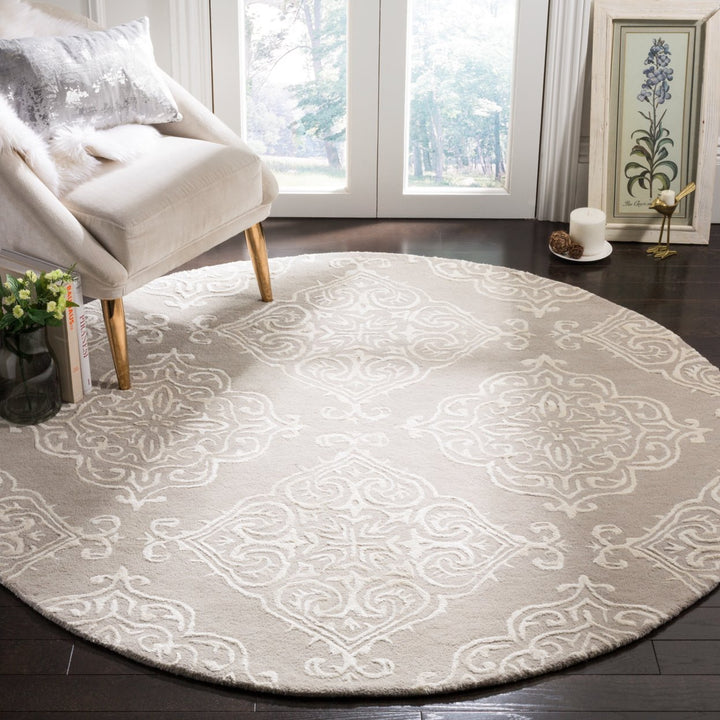 SAFAVIEH Glamour GLM568A Handmade Silver / Ivory Rug Image 2