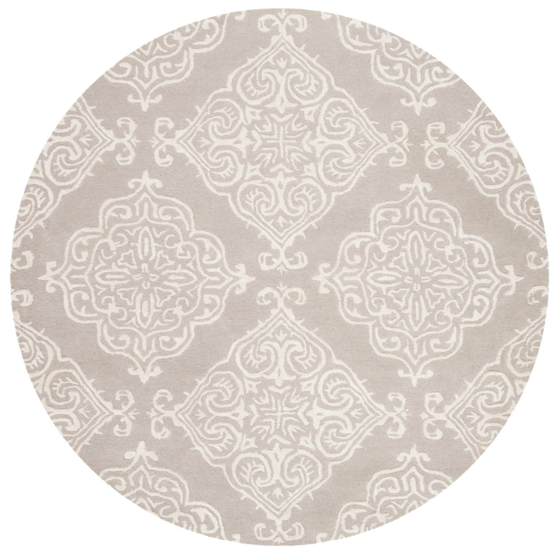 SAFAVIEH Glamour GLM568A Handmade Silver / Ivory Rug Image 1