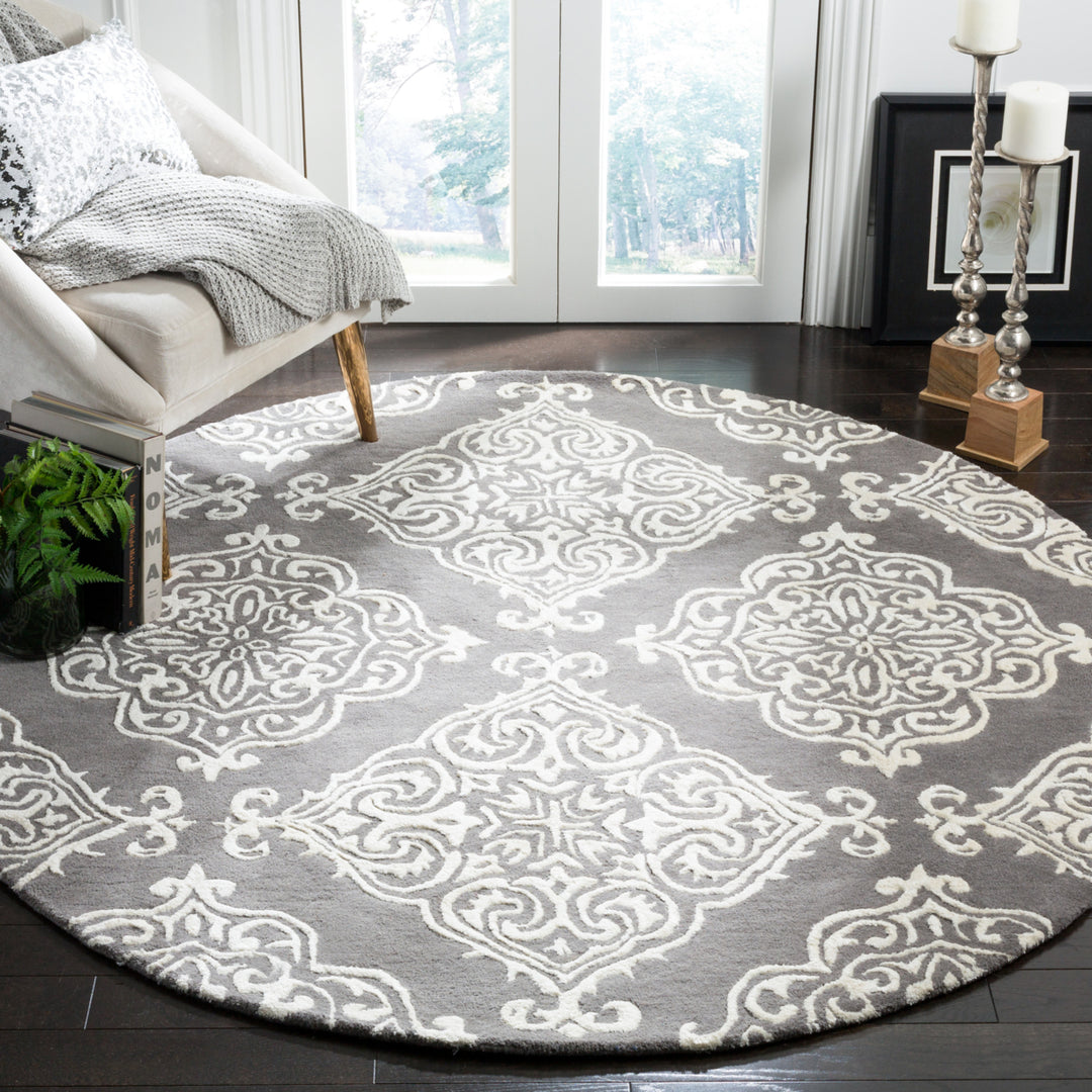 SAFAVIEH Glamour GLM568D Handmade Dark Grey / Ivory Rug Image 2