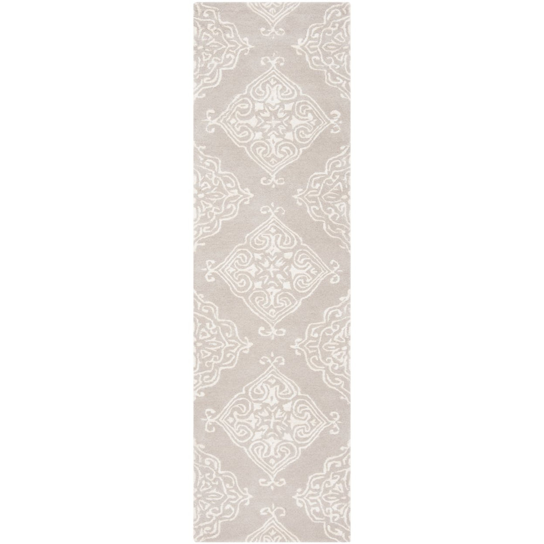 SAFAVIEH Glamour GLM568A Handmade Silver / Ivory Rug Image 1