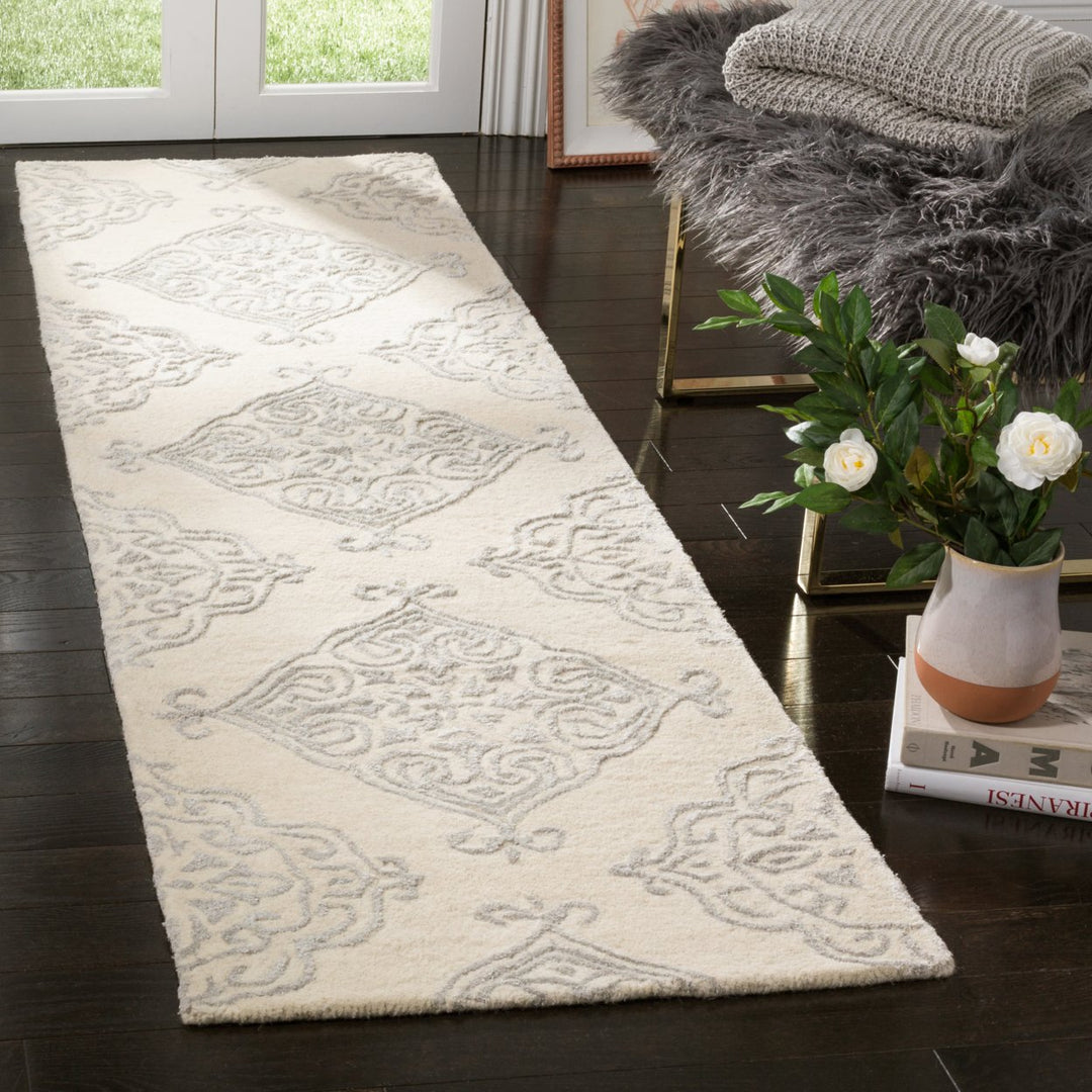 SAFAVIEH Glamour GLM568C Handmade Ivory / Silver Rug Image 3