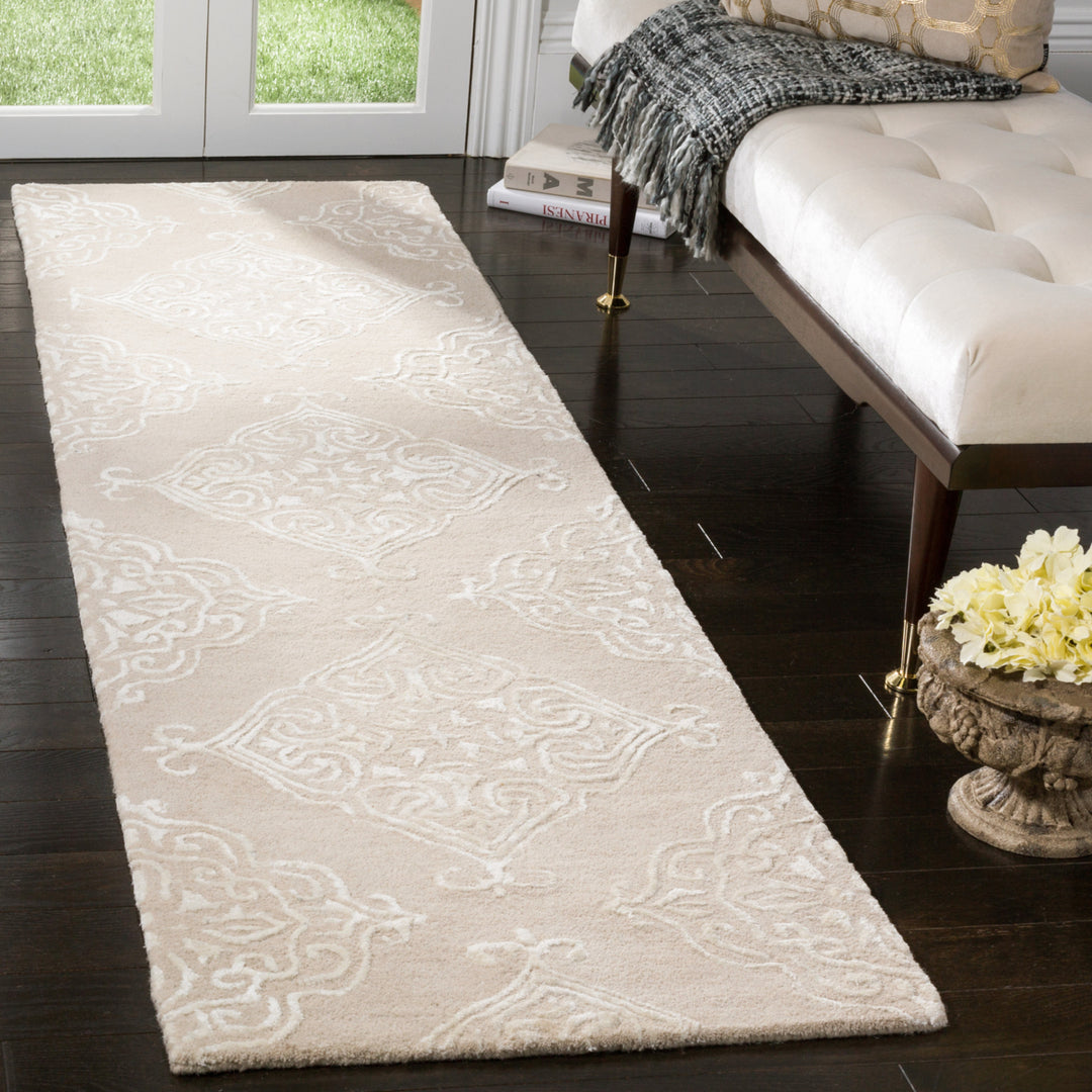 SAFAVIEH Glamour GLM568E Handmade Beige / Ivory Rug Image 3