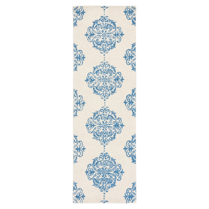 SAFAVIEH Chelsea HK145A Hand-hooked Ivory / Blue Rug Image 1