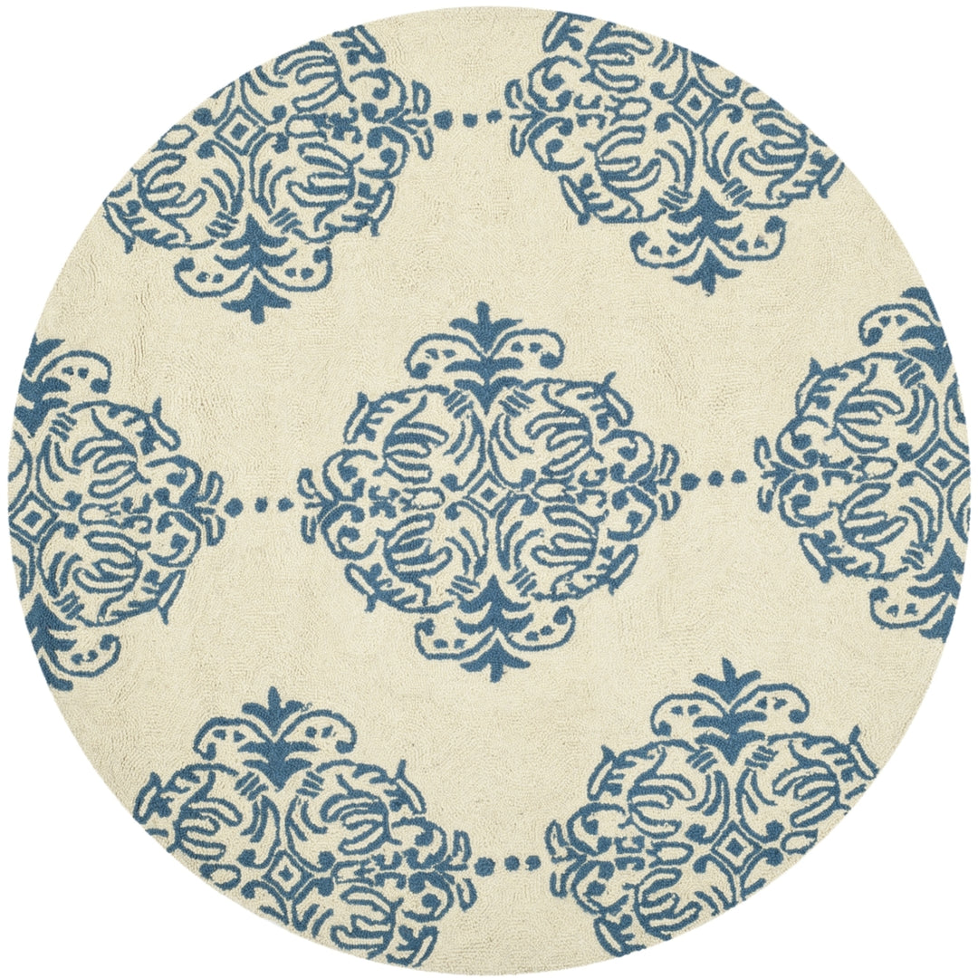 SAFAVIEH Chelsea HK145A Hand-hooked Ivory / Blue Rug Image 5