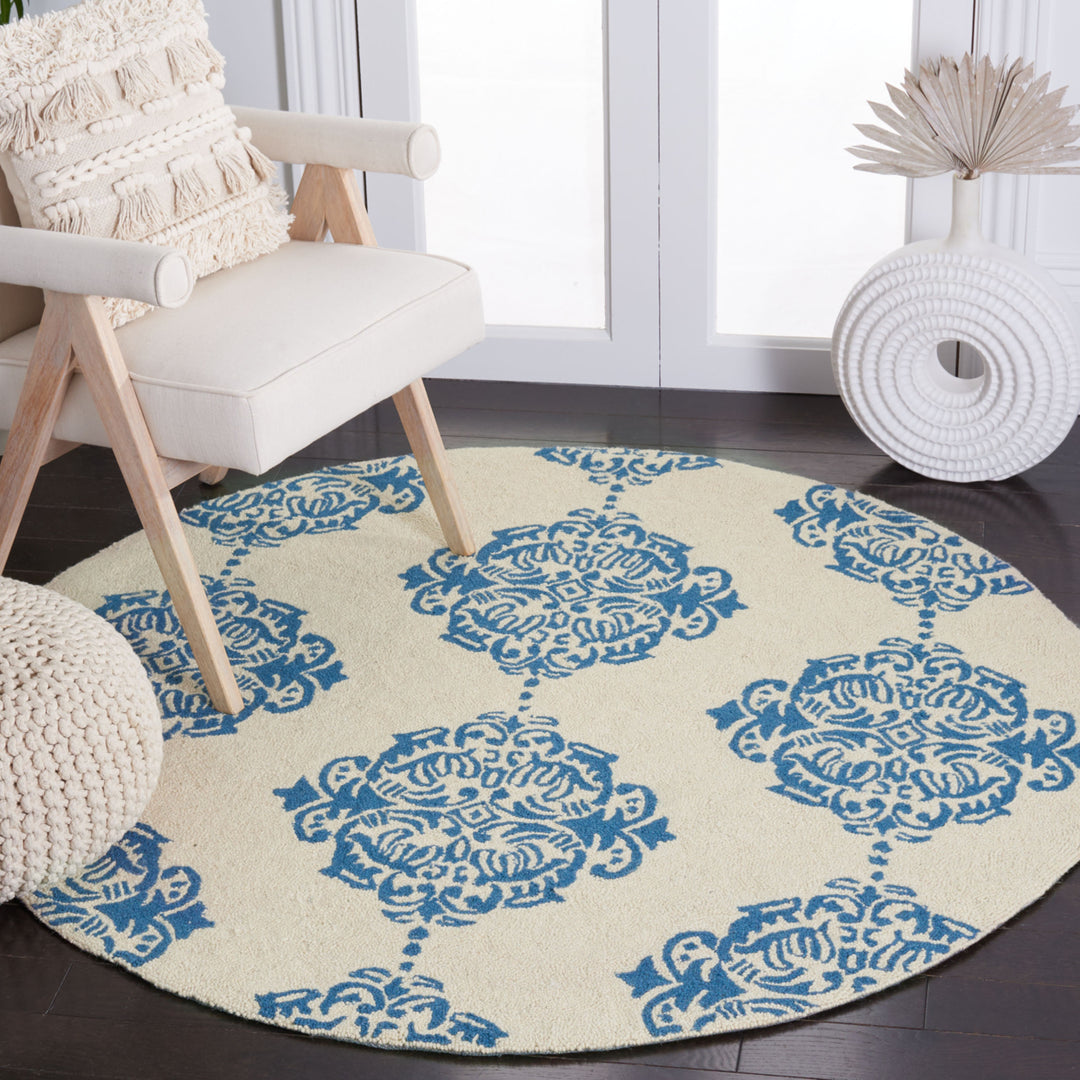 SAFAVIEH Chelsea HK145A Hand-hooked Ivory / Blue Rug Image 9