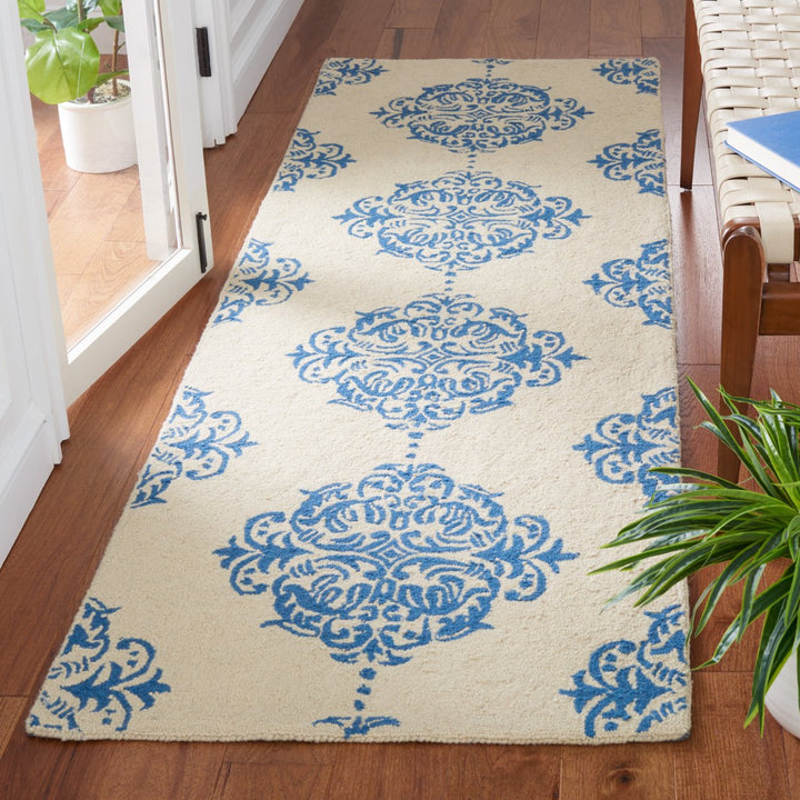 SAFAVIEH Chelsea HK145A Hand-hooked Ivory / Blue Rug Image 10