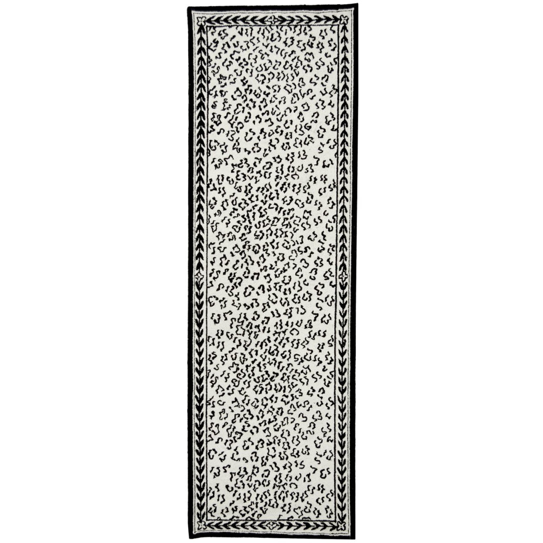 SAFAVIEH Chelsea HK15C Hand-hooked White / Black Rug Image 1