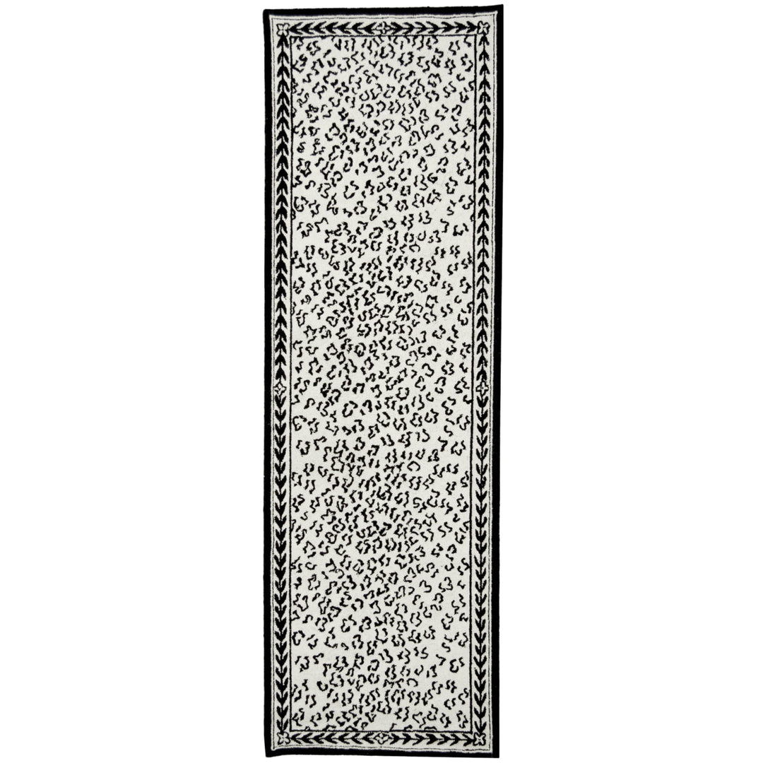 SAFAVIEH Chelsea HK15C Hand-hooked White / Black Rug Image 4