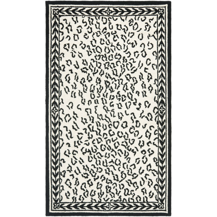 SAFAVIEH Chelsea HK15C Hand-hooked White / Black Rug Image 1