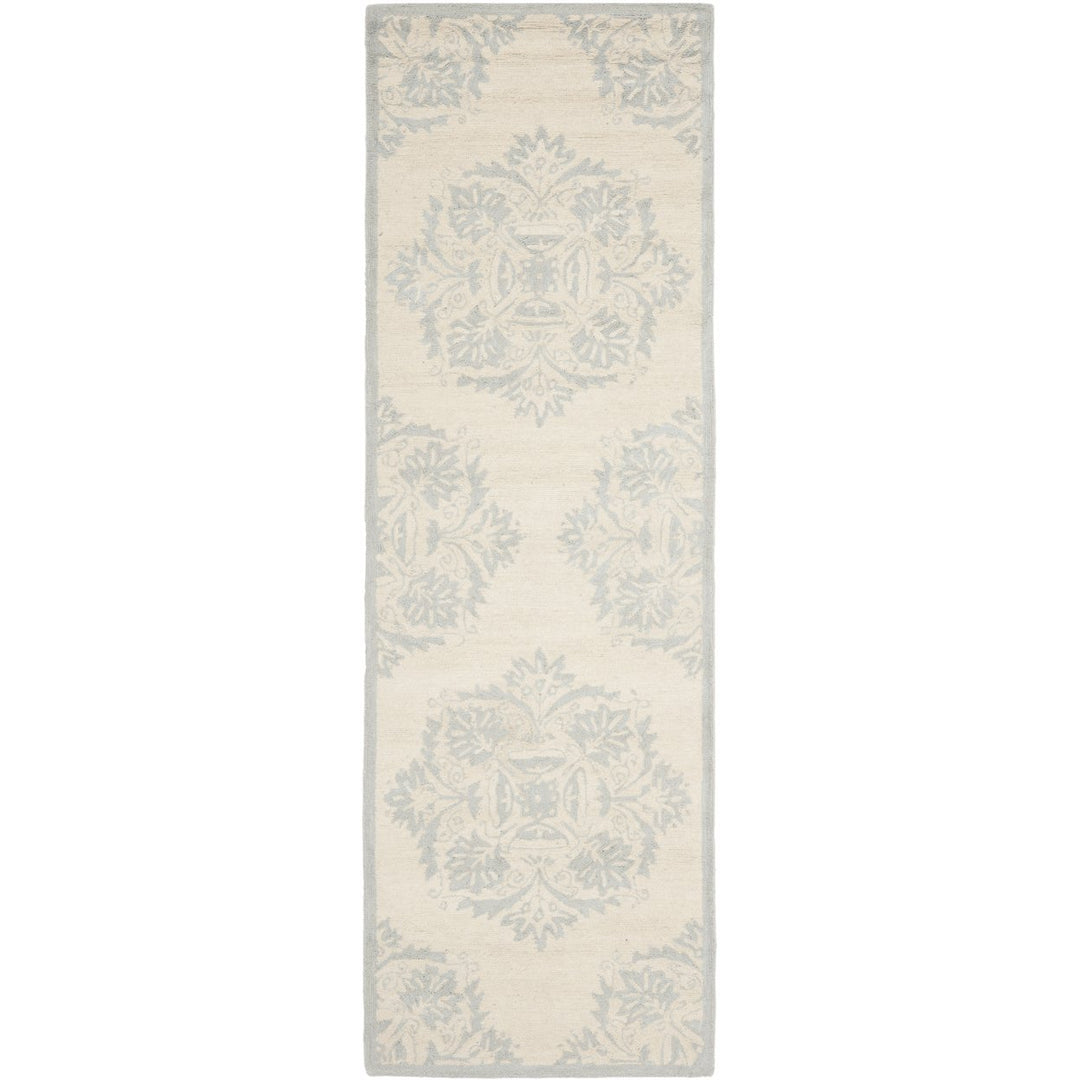 SAFAVIEH Chelsea HK359A Hand-hooked Ivory / Blue Rug Image 1