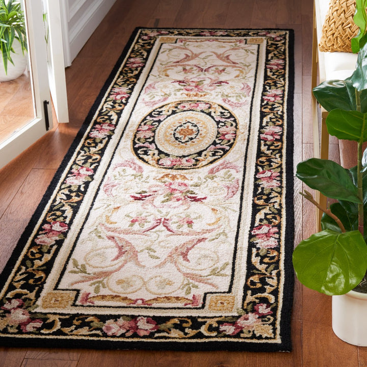 SAFAVIEH Chelsea HK72B Hand-hooked Ivory / Black Rug Image 3