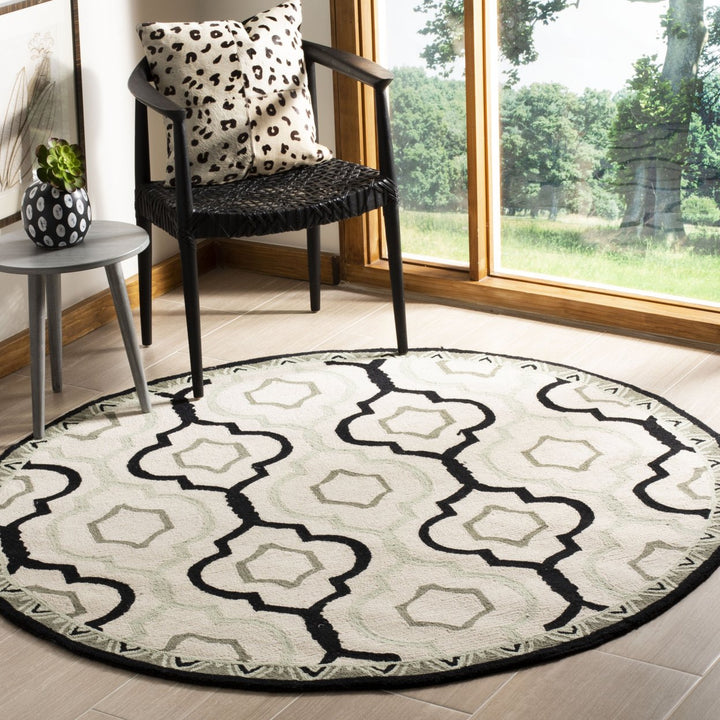 SAFAVIEH Chelsea HK740A Hand-hooked Ivory / Black Rug Image 2