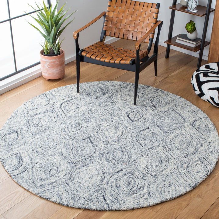 SAFAVIEH Ikat IKT631G Handmade Silver / Grey Rug Image 2