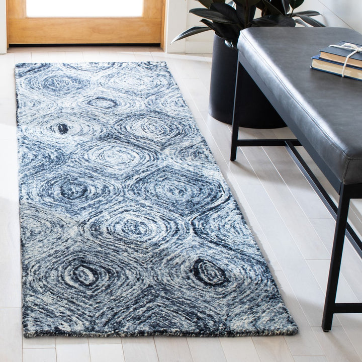 SAFAVIEH Ikat Collection IKT631F Handmade Grey Rug Image 3