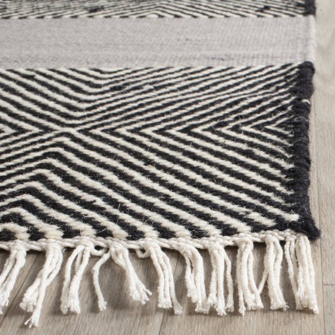 SAFAVIEH Kilim KLM103A Handwoven Grey / Black Rug Image 3