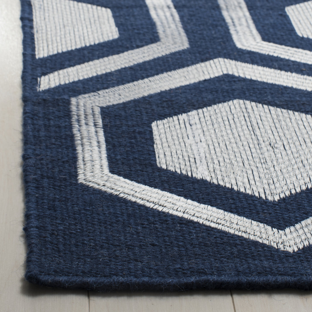 SAFAVIEH Kilim Collection KLM629B Handwoven Navy Rug Image 3