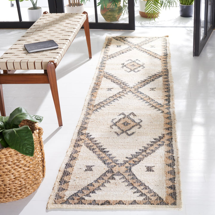 SAFAVIEH Kilim KLM761A Handwoven Ivory / Black Rug Image 9