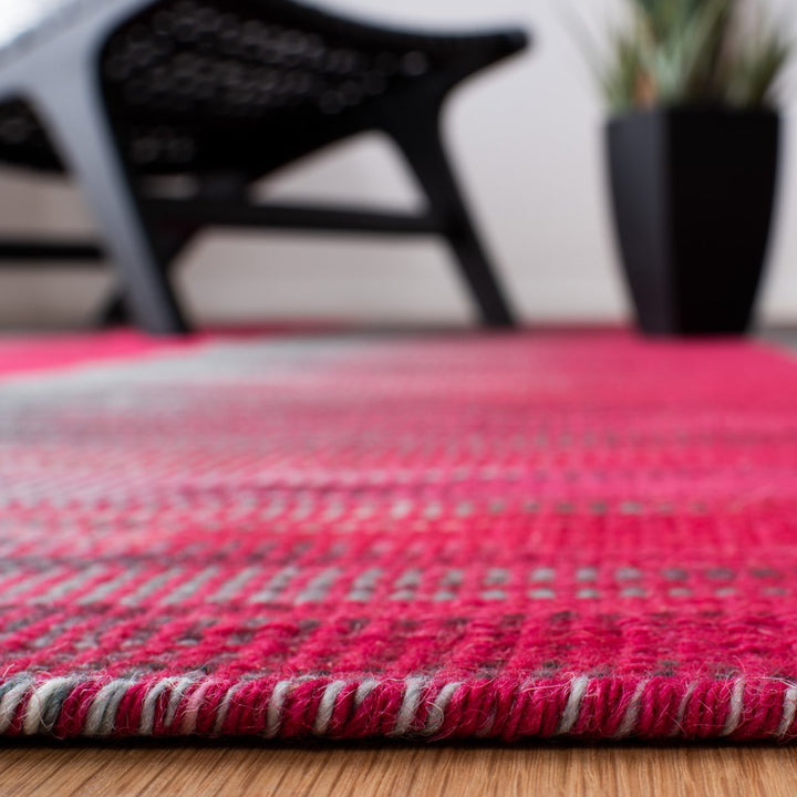 SAFAVIEH Kilim KLM819D Handwoven Fuchsia / Charcoal Rug Image 4