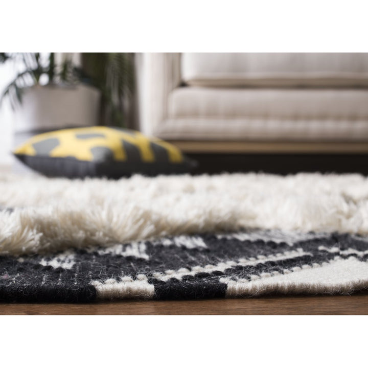 SAFAVIEH Kenya KNY453Z Handwoven Black / Ivory Rug Image 3