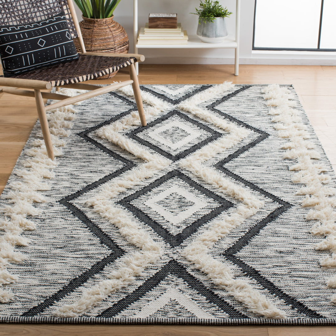 SAFAVIEH Kenya KNY463A Handmade Ivory / Black Rug Image 1