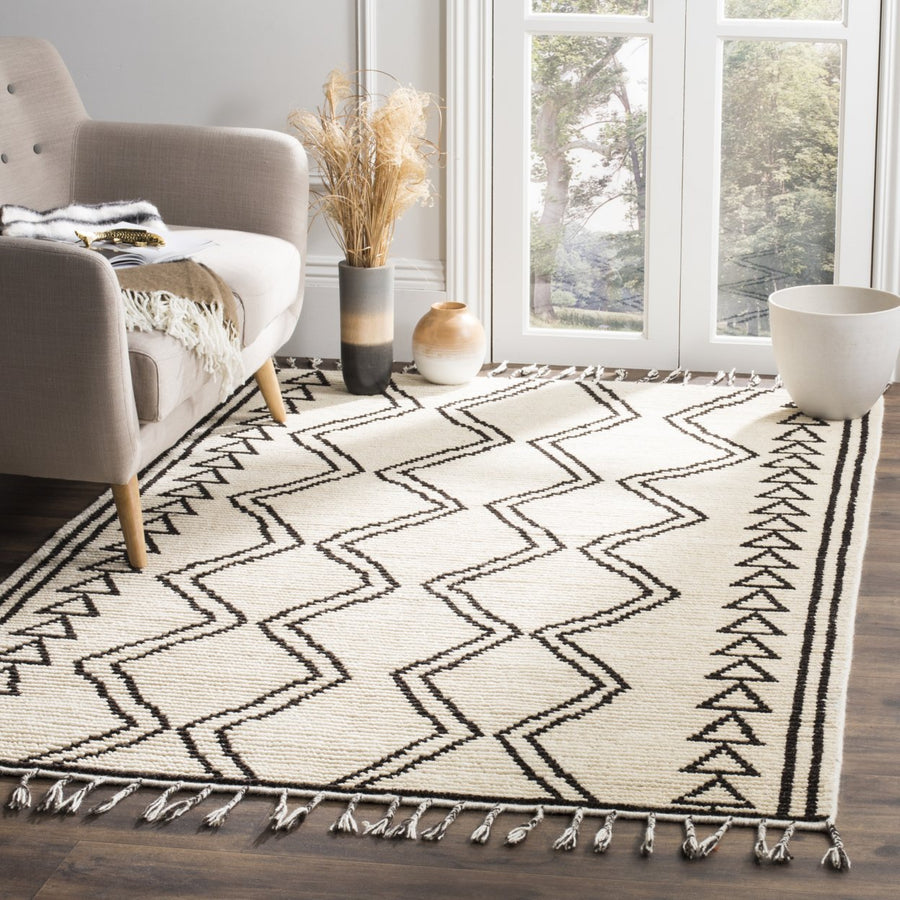 SAFAVIEH Kenya KNY513A Hand-knotted Ivory / Black Rug Image 1