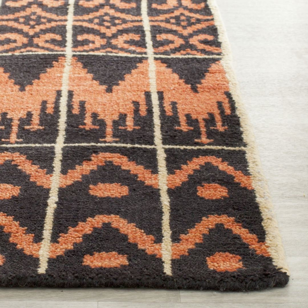 SAFAVIEH Kenya KNY609A Hand-knotted Orange / Black Rug Image 5