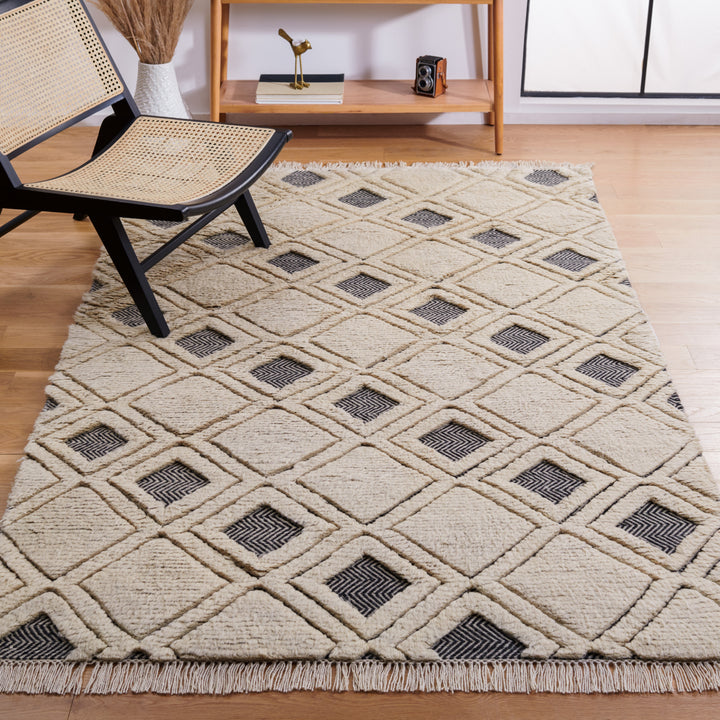 SAFAVIEH Kenya KNY805A Hand-knotted Ivory / Black Rug Image 1