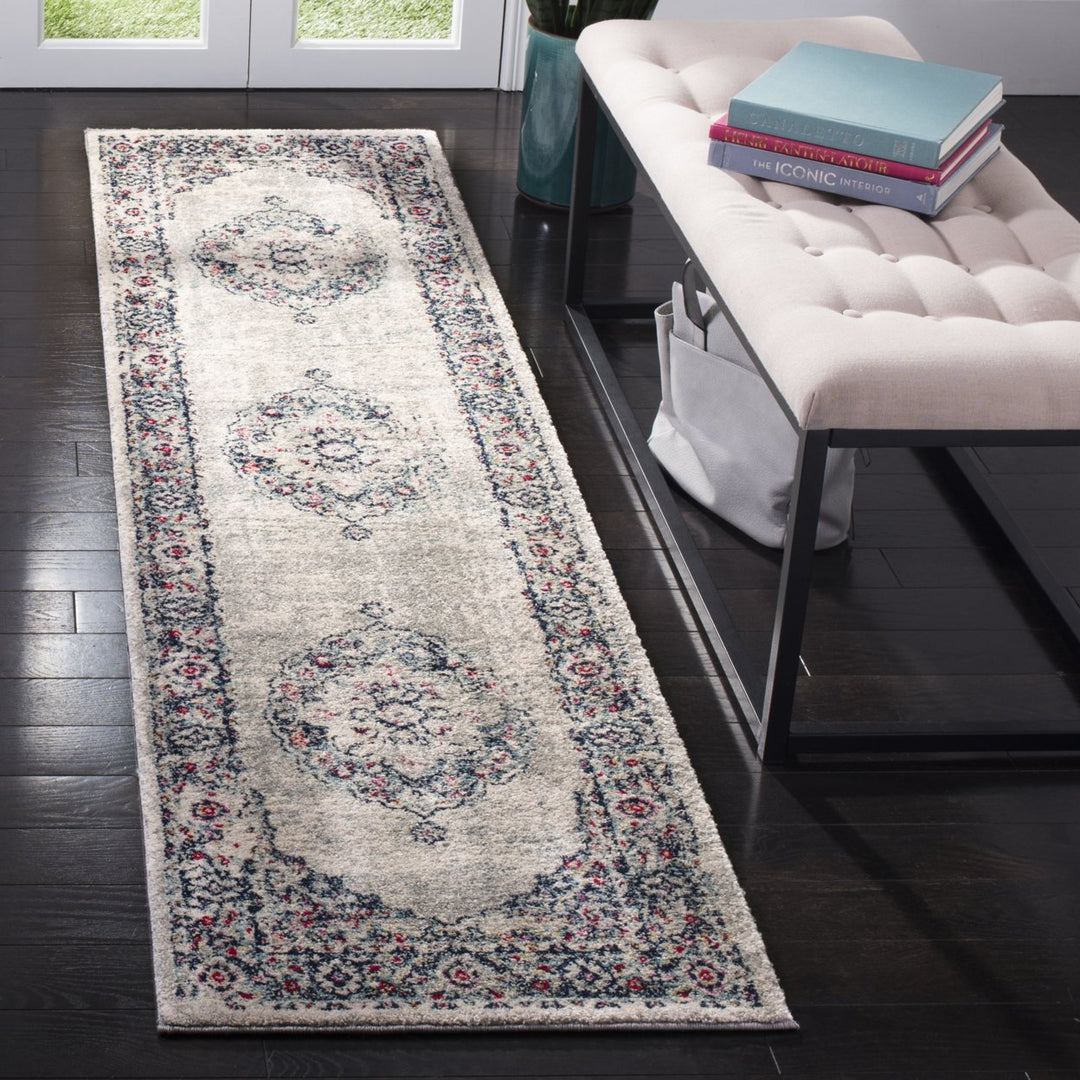 SAFAVIEH Madison Collection MAD931F Lt Grey / Fuchsia Rug Image 3