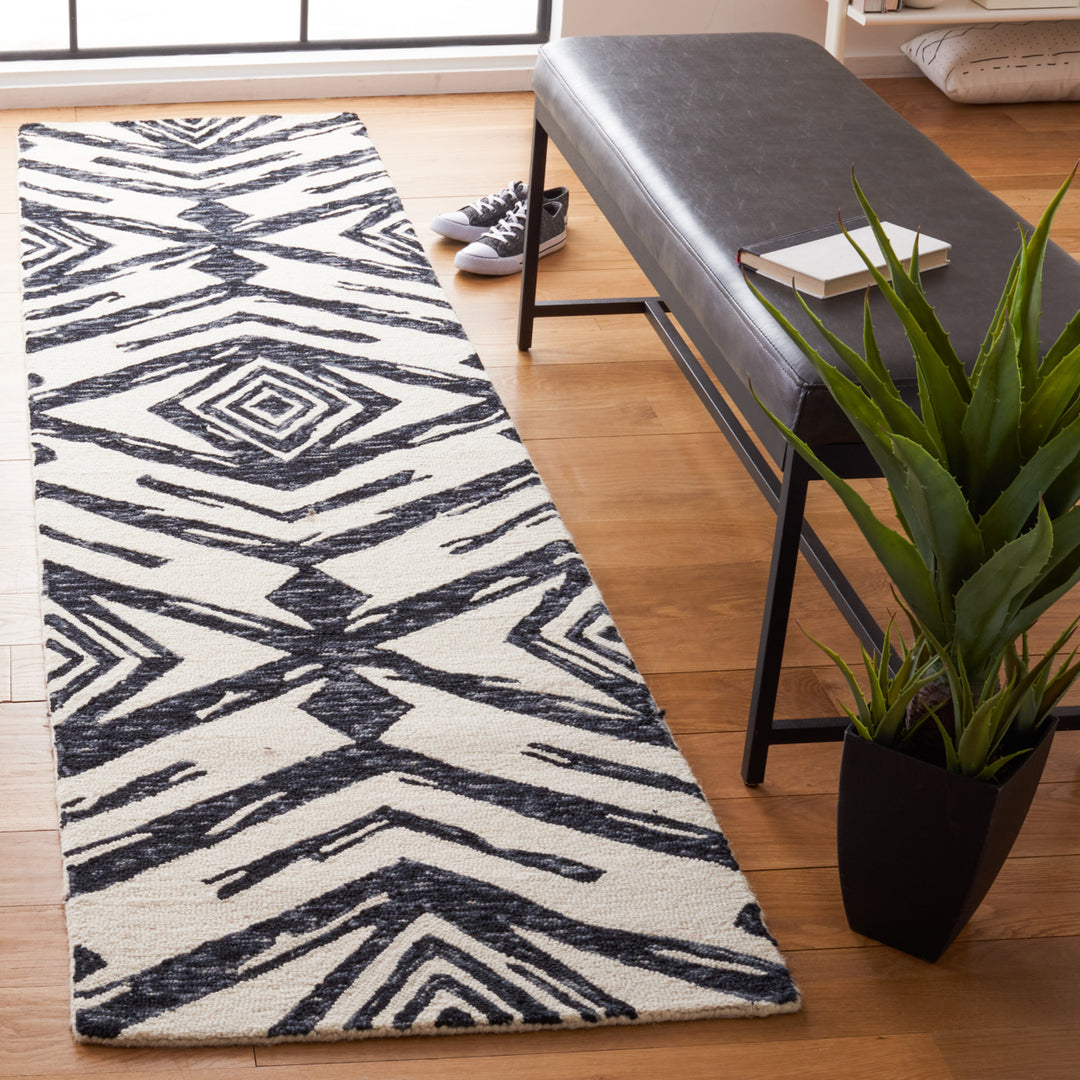 SAFAVIEH Metro MET402Z Handmade Black / Ivory Rug Image 4