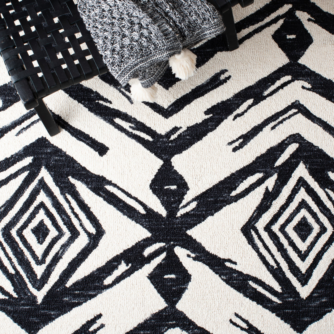 SAFAVIEH Metro MET402Z Handmade Black / Ivory Rug Image 9