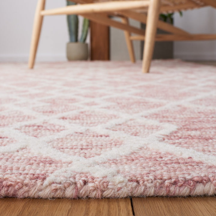 SAFAVIEH Metro MET994U Handmade Pink / Ivory Rug Image 8