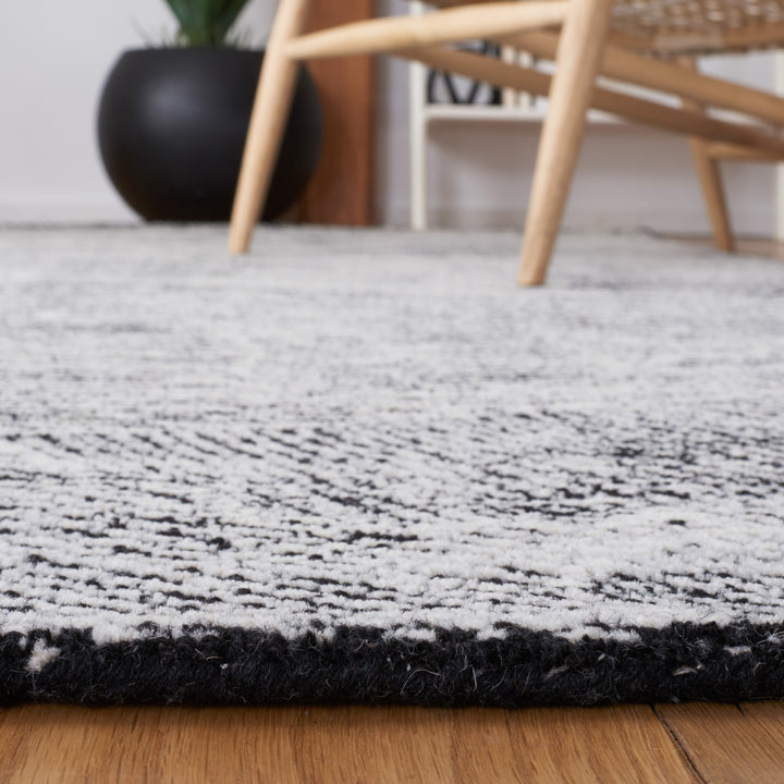 SAFAVIEH Metro MET999Z Handmade Black / Ivory Rug Image 8