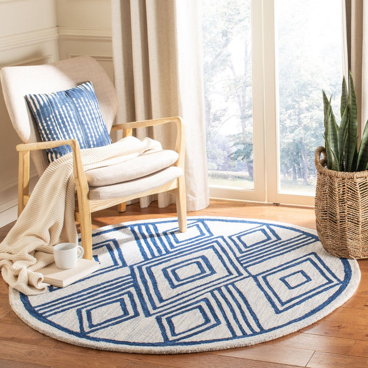 SAFAVIEH Micro-Loop Collection MLP156A Ivory / Navy Rug Image 2
