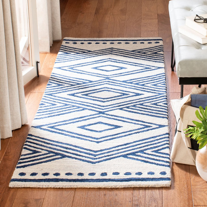 SAFAVIEH Micro-Loop Collection MLP156A Ivory / Navy Rug Image 3