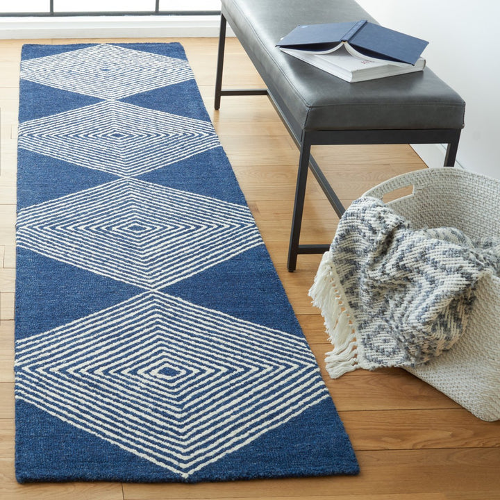 SAFAVIEH Micro-Loop MLP618N Handmade Navy / Ivory Rug Image 3