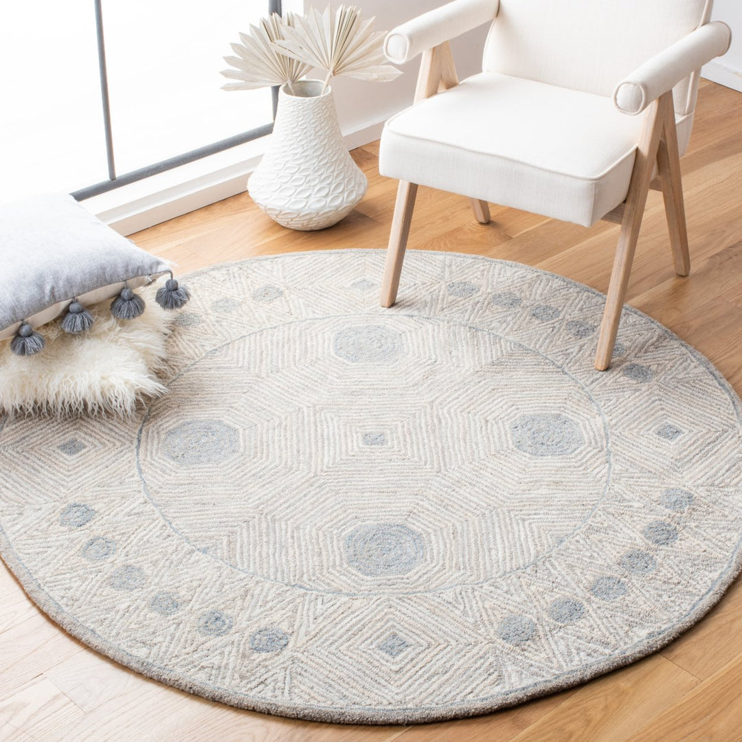 SAFAVIEH Micro-Loop MLP631G Handmade Silver / Beige Rug Image 2