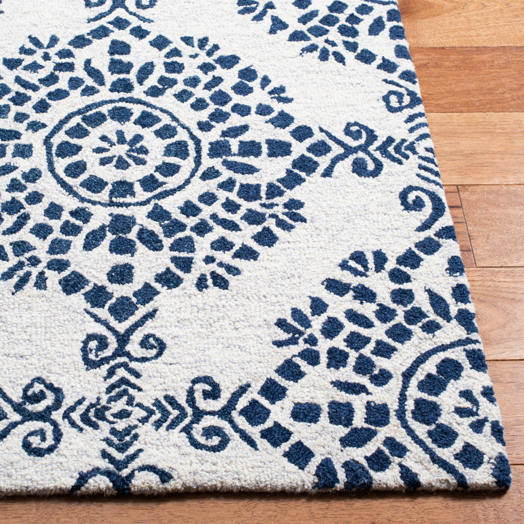 SAFAVIEH Micro-Loop Collection MLP647A Ivory / Blue Rug Image 6