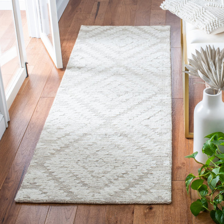 SAFAVIEH Micro-Loop MLP907A Handmade Beige / Brown Rug Image 3