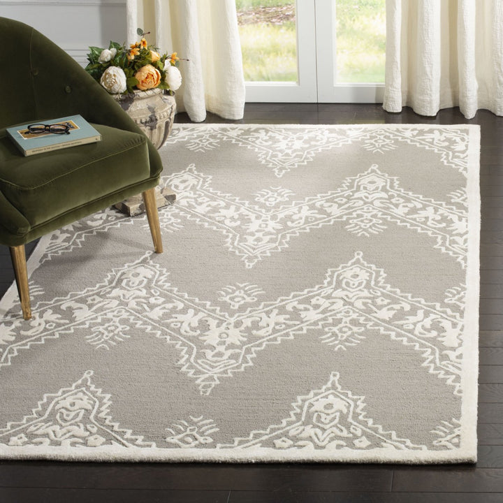 SAFAVIEH Manchester MNH523A Grey / Ivory Rug Image 1