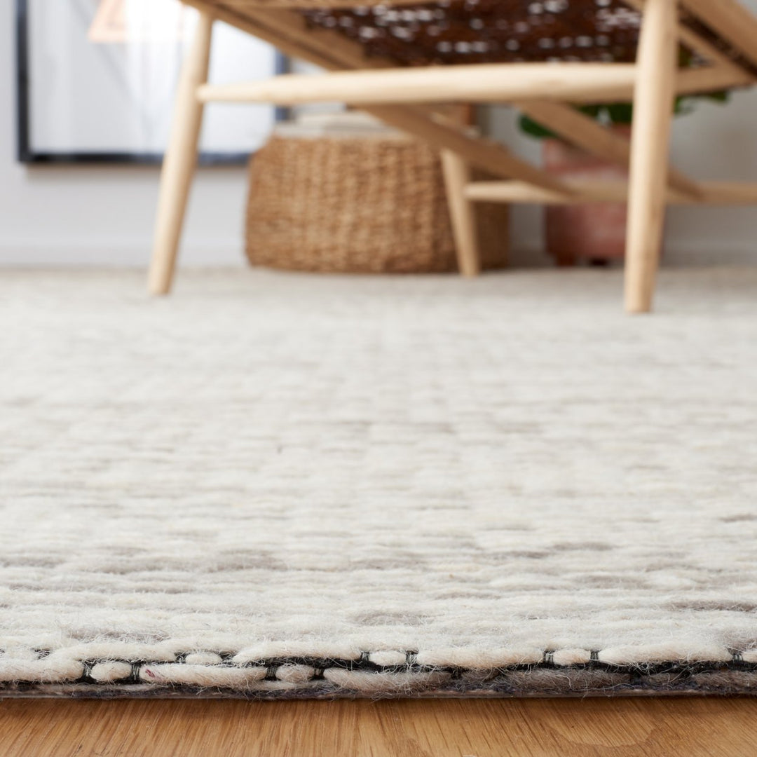 SAFAVIEH Marbella MRB311F Handwoven Grey / Beige Rug Image 8