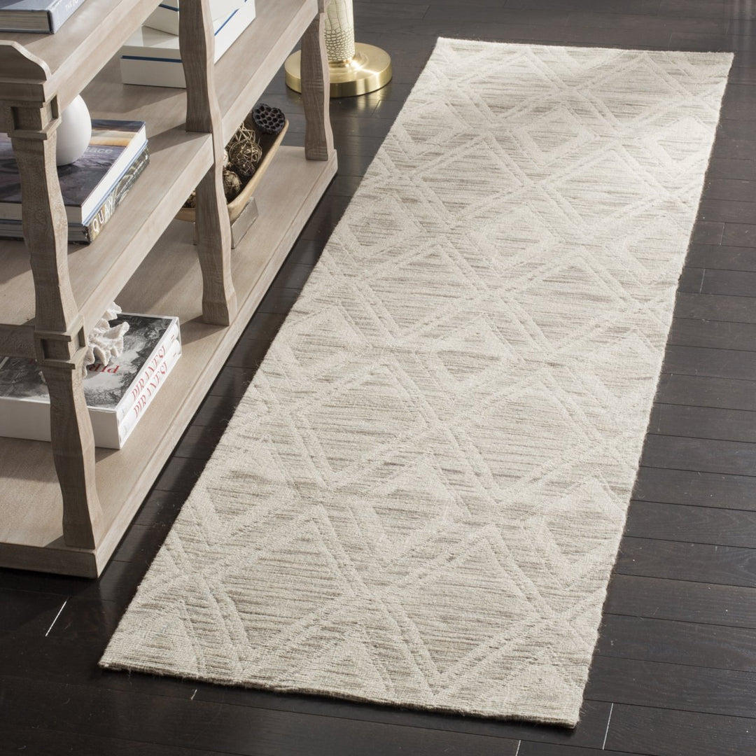 SAFAVIEH Marbella MRB312C Light Brown / Ivory Rug Image 3