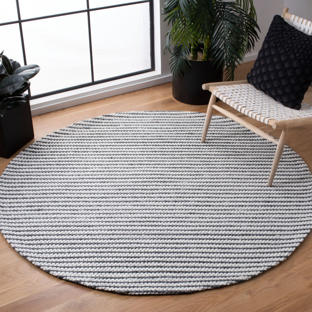 SAFAVIEH Marbella MRB392H Handwoven Charcoal / Ivory Rug Image 2