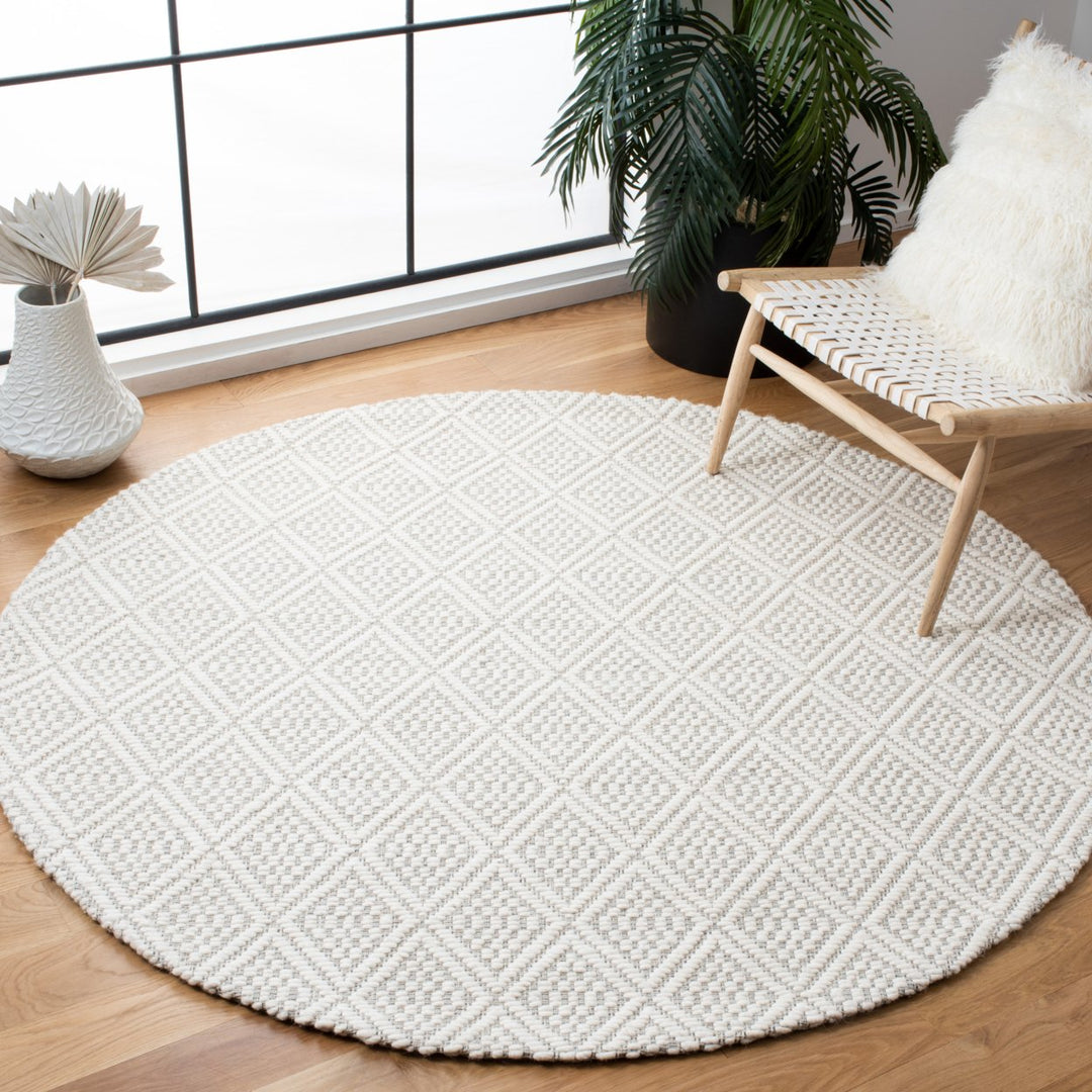 SAFAVIEH Marbella Collection MRB394A Handwoven Ivory Rug Image 2