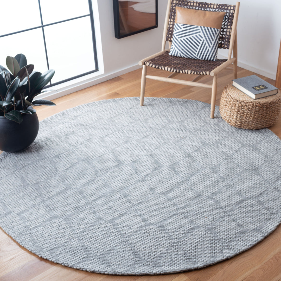 SAFAVIEH Marbella Collection MRB551G Silver / Grey Rug Image 2