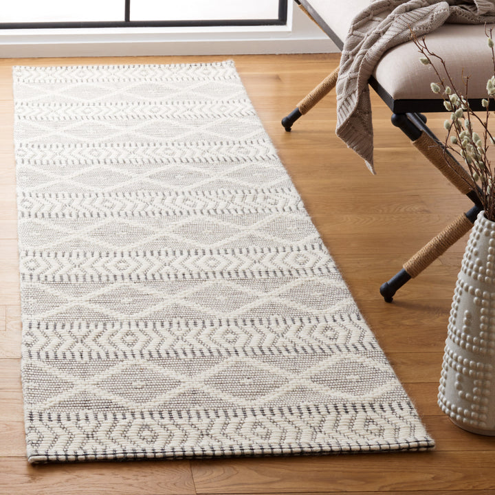 SAFAVIEH Marbella MRB751A Handwoven Ivory / Black Rug Image 3