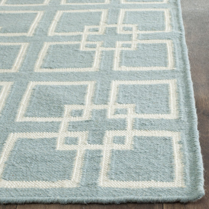 SAFAVIEH Martha Stewart MSR1151B Geyser Blue Rug Image 5