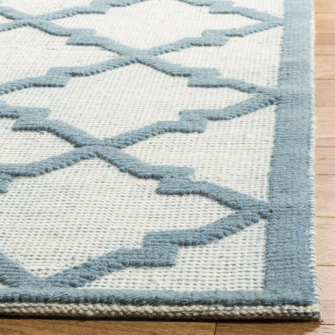 SAFAVIEH Martha Stewart MSR2552B Ivory / Light Blue Rug Image 3