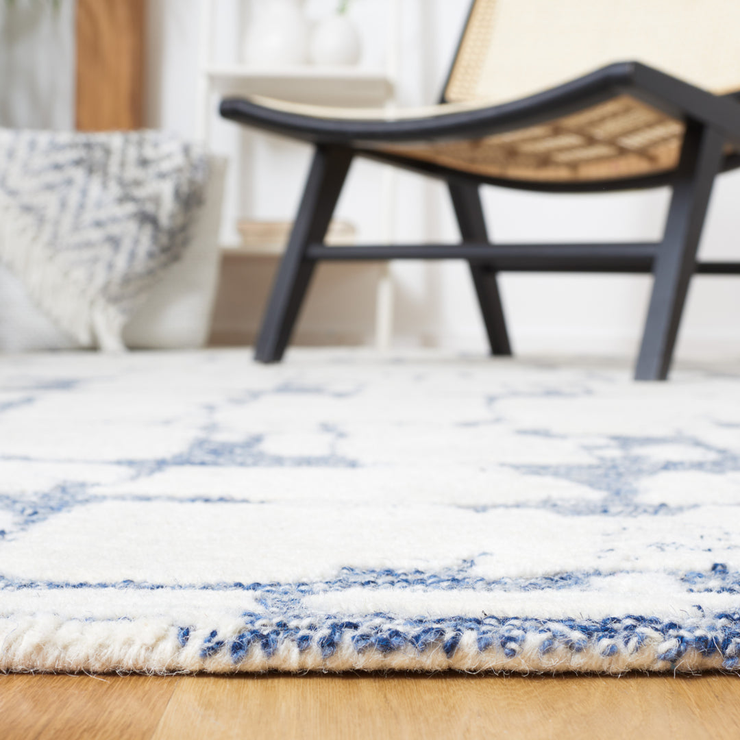 SAFAVIEH Martha Stewart MSR4533M Blue / Ivory Rug Image 5