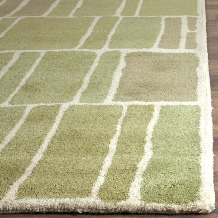 SAFAVIEH Martha Stewart MSR4559C Green / Ivory Rug Image 5